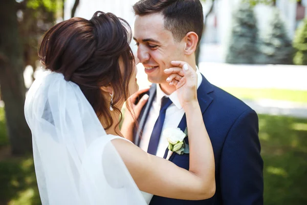 Les Mariés Marchent Ensemble Dans Parc Charmante Mariée Robe Blanche — Photo