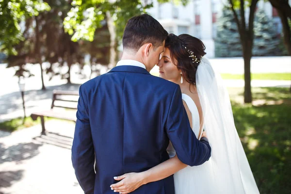 Bruid Bruidegom Lopen Samen Het Park Charmante Bruid Een Witte — Stockfoto
