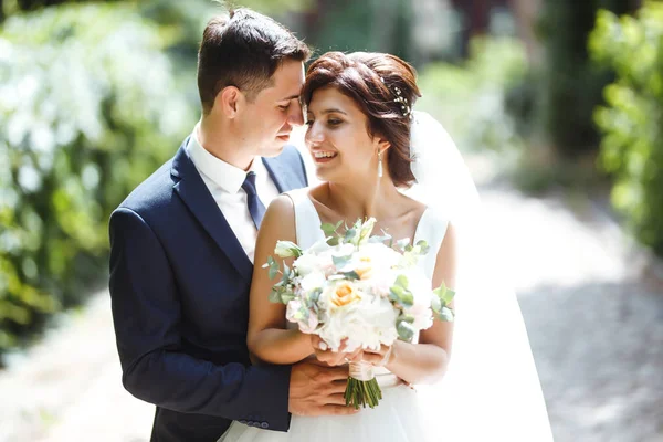 Gli Sposi Camminano Insieme Nel Parco Affascinante Sposa Abito Bianco — Foto Stock