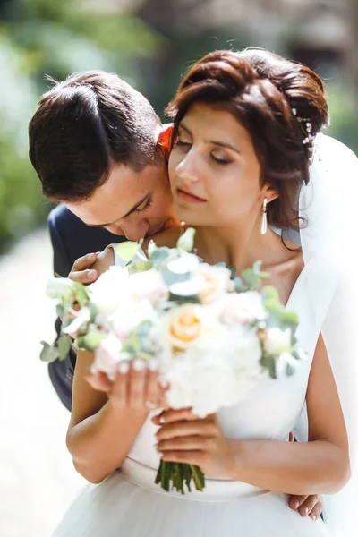 Gli Sposi Camminano Insieme Nel Parco Affascinante Sposa Abito Bianco — Foto Stock