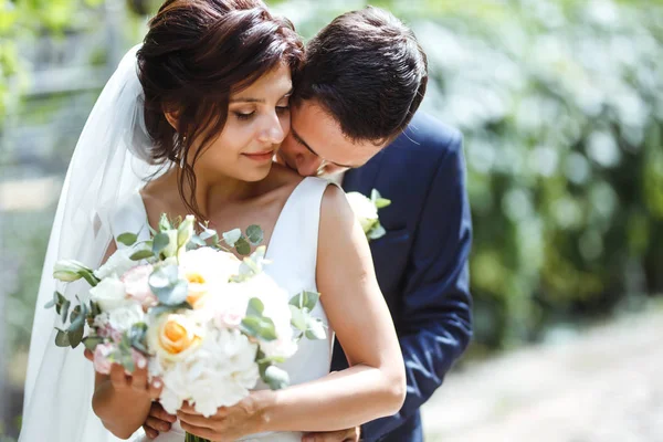 Gli Sposi Camminano Insieme Nel Parco Affascinante Sposa Abito Bianco — Foto Stock