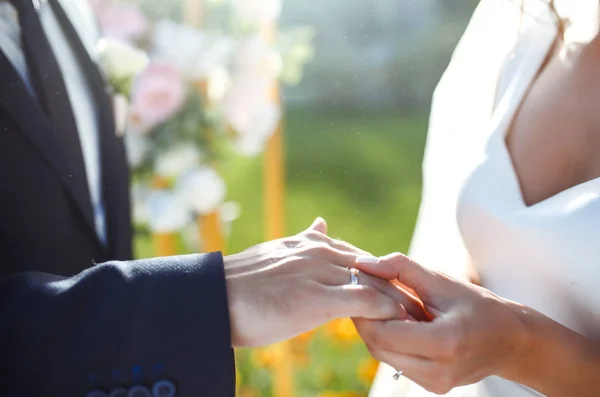 Anéis Noivado Mãos Casal Recém Casado Com Anéis Noivado Casal — Fotografia de Stock