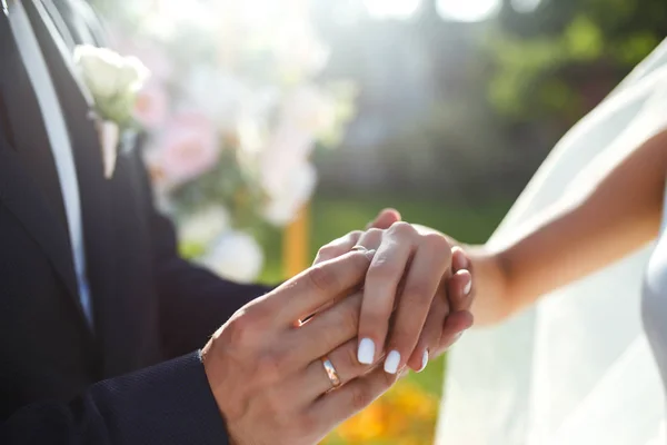 结婚订婚戒指 新婚夫妇手拿订婚戒指 年轻夫妇在仪式上 新娘和新郎带着订婚戒指 结婚的那一天 概念婚礼详情 — 图库照片