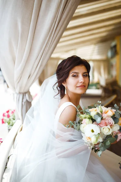 Hermosa Novia Con Ramo Flores Boda Mujer Atractiva Vestido Novia — Foto de Stock