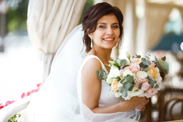 Bella Sposa Con Bouquet Fiori Nozze Donna Attraente Abito Sposa — Foto Stock