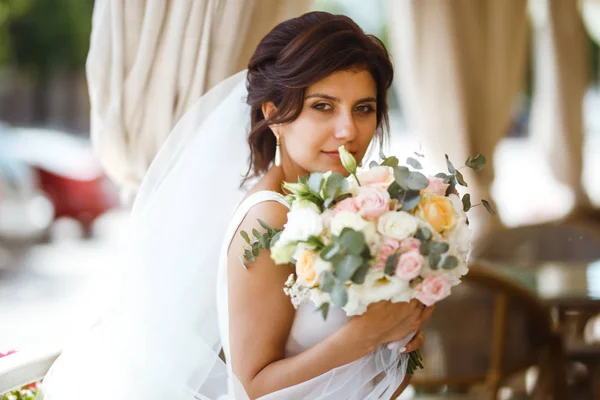 Hermosa Novia Con Ramo Flores Boda Mujer Atractiva Vestido Novia — Foto de Stock