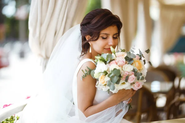 Bella Sposa Con Bouquet Fiori Nozze Donna Attraente Abito Sposa — Foto Stock
