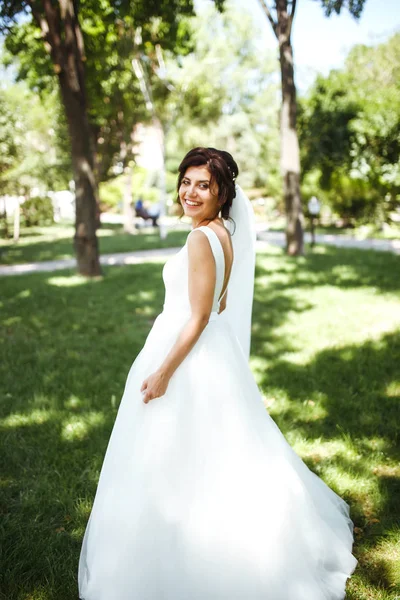 Schöne Braut Mit Einem Brautstrauß Für Einen Spaziergang Park Junge — Stockfoto