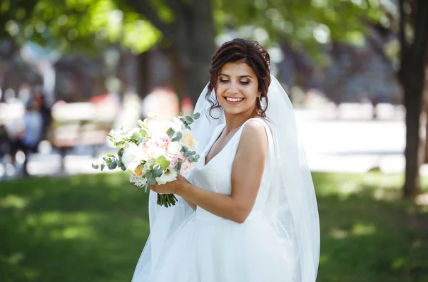 Beautiful Bride Wedding Bouquet Walk Park Young Bride White Dress — Stock Photo, Image