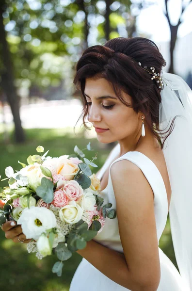 Beautiful Bride Wedding Bouquet Walk Park Young Bride White Dress — Stock Photo, Image