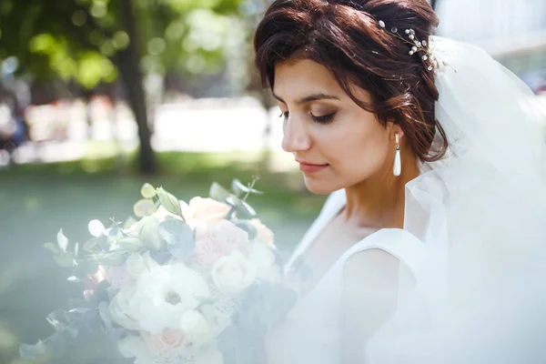 Schöne Braut Mit Einem Brautstrauß Für Einen Spaziergang Park Junge — Stockfoto