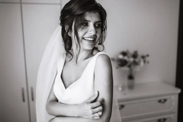 Πρωί Της Νύφης Όμορφη Μελαχρινή Νύφη Λευκό Φόρεμα Και Γαμήλιο — Φωτογραφία Αρχείου
