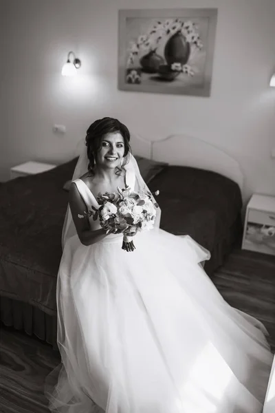 Menyasszony Reggele Gyönyörű Mosolygós Barna Menyasszony Fehér Ruhában Esküvői Csokorral — Stock Fotó