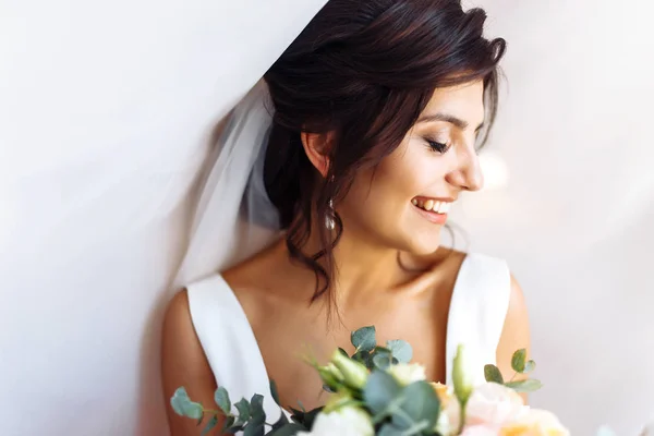 Junge Braut Weißen Kleid Mit Einem Blumenstrauß Der Unter Einem — Stockfoto