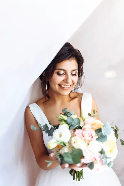 Joven Novia Vestido Blanco Con Ramo Flores Posando Bajo Cortina — Foto de Stock