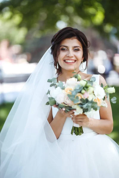 Brautstrauß Den Händen Der Braut Stilvoller Eleganter Brautstrauß Schöne Lächelnde — Stockfoto