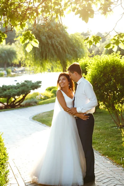 Gün Batımında Harika Bir Çift Gelin Damat Bir Buket Çiçekle — Stok fotoğraf