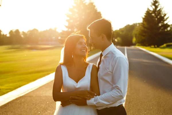Прекрасная Супружеская Пара Закате Невеста Жених Свадебной Одежде Букетом Цветов — стоковое фото