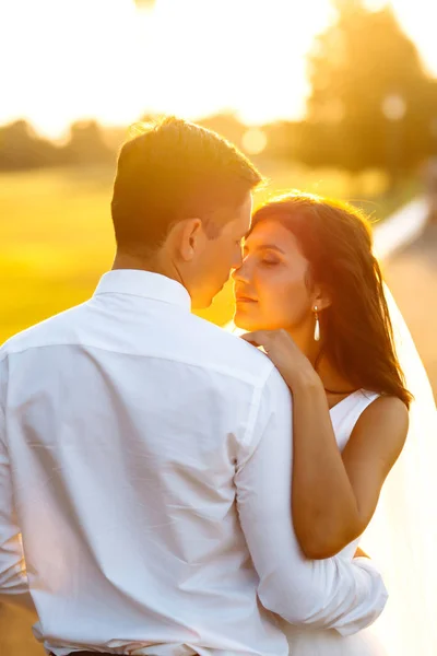 Schönes Hochzeitspaar Bei Sonnenuntergang Braut Und Bräutigam Brautkleid Mit Einem — Stockfoto