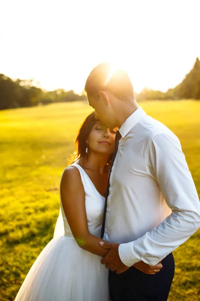 Gün Batımında Harika Bir Çift Gelin Damat Bir Buket Çiçekle — Stok fotoğraf