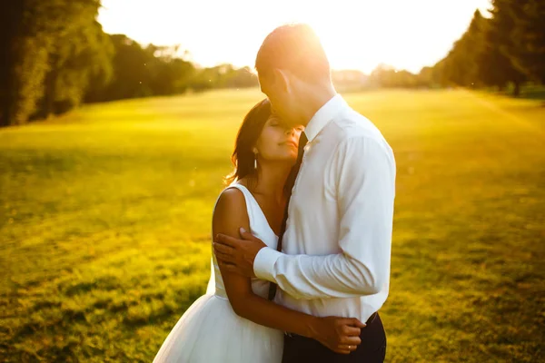 Hermosa Pareja Boda Atardecer Novia Novio Traje Novia Con Ramo —  Fotos de Stock