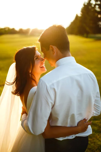 Krásný Svatební Pár Při Západu Slunce Nevěsta Ženich Svatebním Oděvu — Stock fotografie