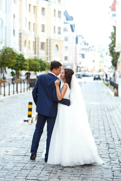 Casal Casamento Lindo Andando Cidade Brilho Terno Elegante Noiva Belo — Fotografia de Stock