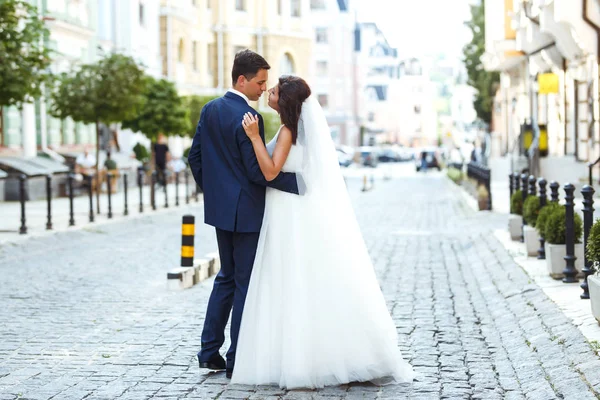 도시를 있습니다 멋지게 차려입은 과아름다운 드레스를 신부가 결혼식 도시의 거리를 — 스톡 사진