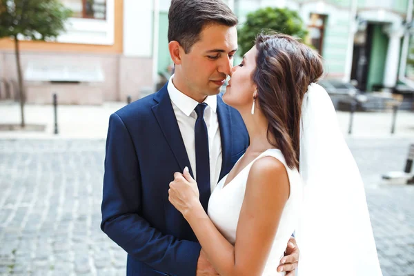 Gyönyörű Házaspár Sétál Városban Vőlegény Egy Elegáns Öltöny Menyasszony Egy — Stock Fotó
