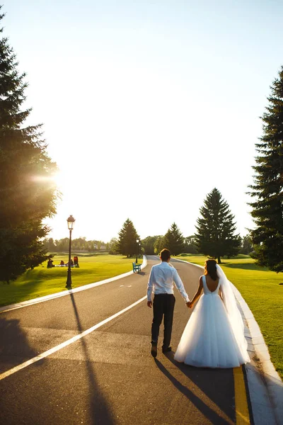 Couple Love Hand Hand Road Meet Sunset Happy Newlywed Couple — Stock Photo, Image