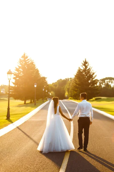 Couple Love Hand Hand Road Meet Sunset Happy Newlywed Couple — ストック写真