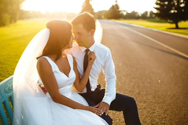 Happy Bride Groom Sitting Bench Together Sunset Lovers Cuddle Bench — ストック写真