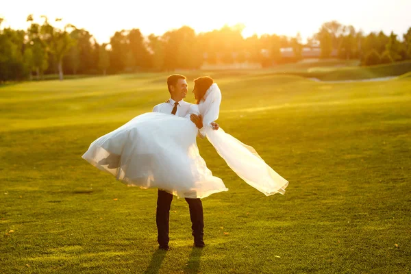 Brudgummen Cirklar Bruden Vacker Vit Klänning Vid Solnedgången Vackra Bröllopspar — Stockfoto