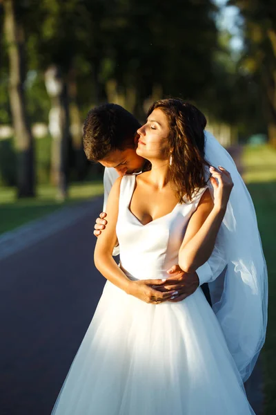 Mladý Svatební Pár Užívá Romantických Chvil Stylový Ženich Černém Obleku — Stock fotografie