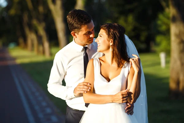 Casal Jovem Desfrutando Momentos Românticos Noivo Elegante Terno Preto Gentilmente — Fotografia de Stock