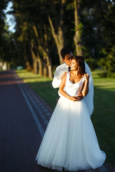 Fiatal Házaspár Élvezi Romantikus Pillanatokat Egy Elegáns Vőlegény Fekete Öltönyben — Stock Fotó