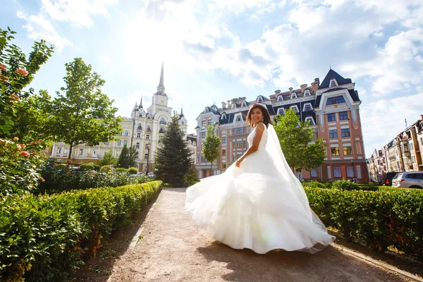 Jovem Noiva Elegante Vestido Branco Cidade Noiva Bonita Com Maquiagem — Fotografia de Stock