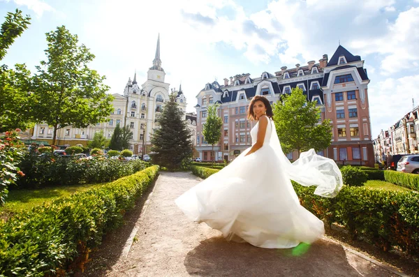 Jovem Noiva Elegante Vestido Branco Cidade Noiva Bonita Com Maquiagem — Fotografia de Stock