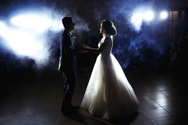 Πρώτος Γάμος Του Νεόνυμφου Γαμήλιο Ζευγάρι Χορεύει Στο Σκοτάδι Γαμπρός — Φωτογραφία Αρχείου