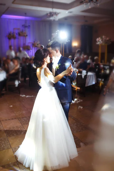 Friss Házasok Első Esküvői Tánca Vőlegény Fogja Menyasszony Kezét Táncol — Stock Fotó