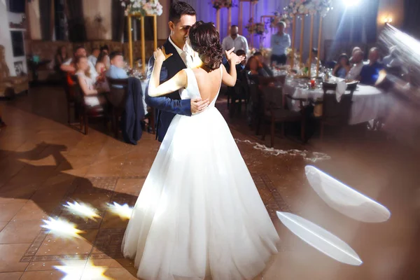Friss Házasok Első Esküvői Tánca Vőlegény Fogja Menyasszony Kezét Táncol — Stock Fotó