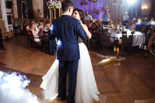 Première Danse Mariage Jeunes Mariés Groom Tient Main Mariée Dansant — Photo