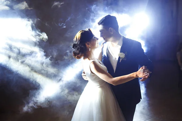 Friss Házasok Első Esküvői Tánca Esküvői Pár Táncol Sötétben Vőlegény — Stock Fotó