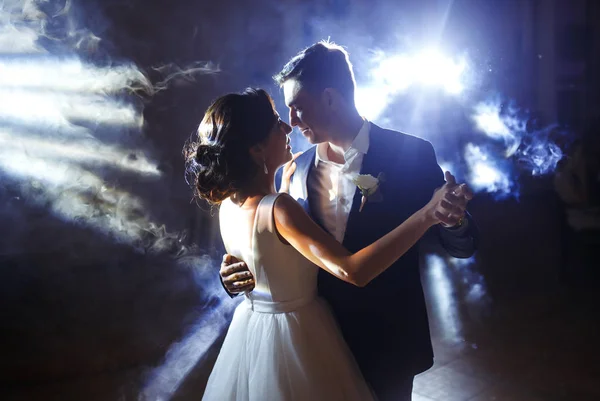 Première Danse Mariage Jeunes Mariés Couple Mariage Dansant Dans Obscurité — Photo