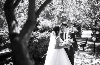 Birbirini seven neşeli, yeni evli çiftin siyah beyaz fotoğrafı. İnanılmaz gülümseyen bir düğün çifti. Güzel gelin ve şık damat. Romantik bir an. Birlikte. Düğün için. Evlilik..