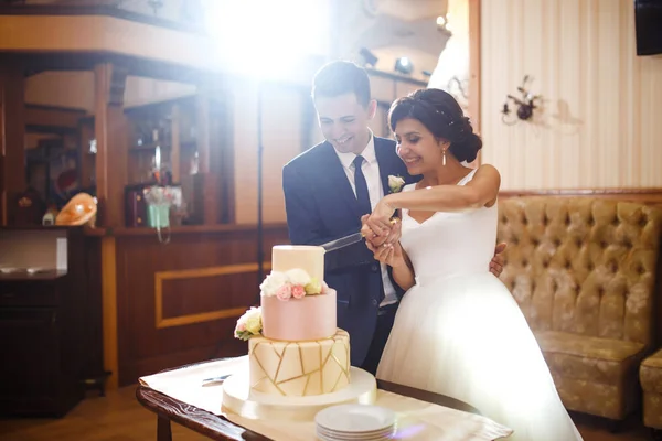 Sposa Felice Uno Sposo Sta Tagliando Loro Torta Nuziale Elegante — Foto Stock