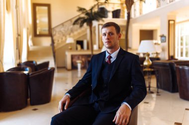 Takım elbiseli lüks damat. İş adamı. Damadın sabahı, damat masrafları. Takım elbiseli seksi adam. Mutlu gülen damat yeni evli.. 