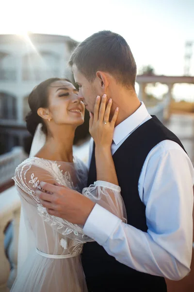 Ring Een Vinger Mooie Bruid Stijlvolle Bruidegom Genieten Van Elkaar — Stockfoto