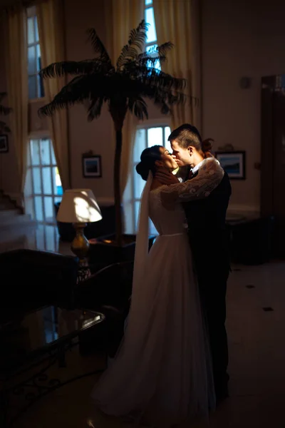 Casamento Jovem Casal Escuridão Recém Casados Divertem Ternamente Ambiente Íntimo — Fotografia de Stock