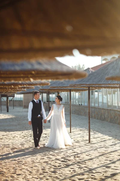 Красивая Невеста Жених Прогулка Вдоль Песчаного Пляжа Держась Руки Счастливая — стоковое фото